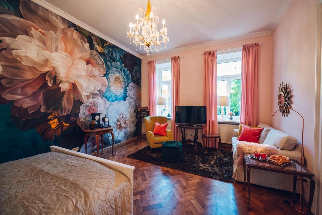 Leuhusen Boutique Vienna, * Viena